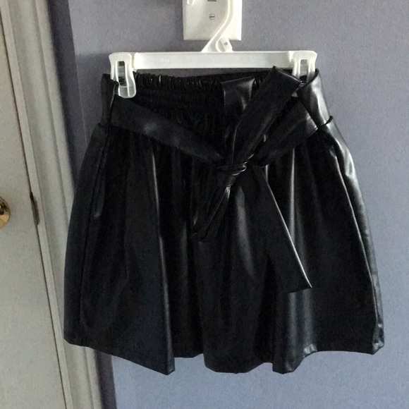 Black mini skirt - Picture 2 of 3